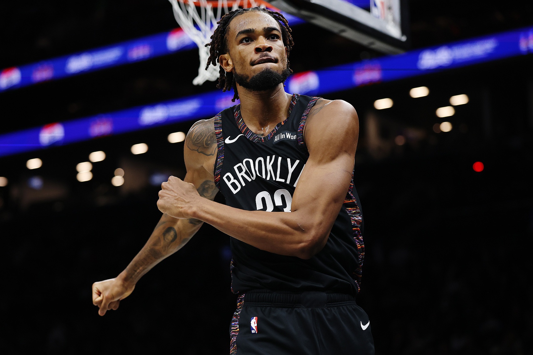 克拉克斯顿场均13.1分7.5板4.0助1.4帽 篮板&amp;助攻在全队领跑